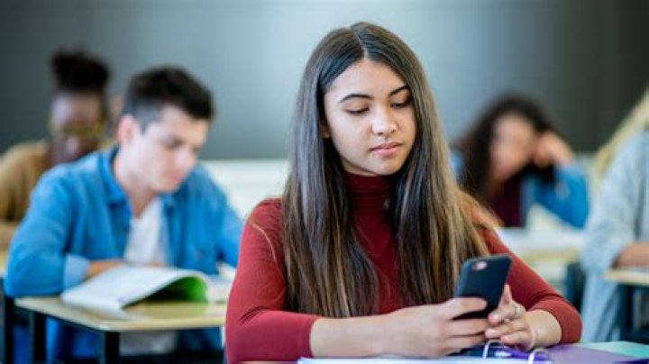Do students get distracted by phones in class?
