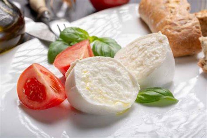 What does mozzarella cheese taste like?