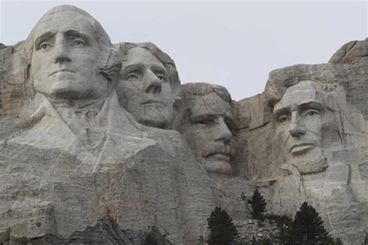 Who built Mt Rushmore and why?
